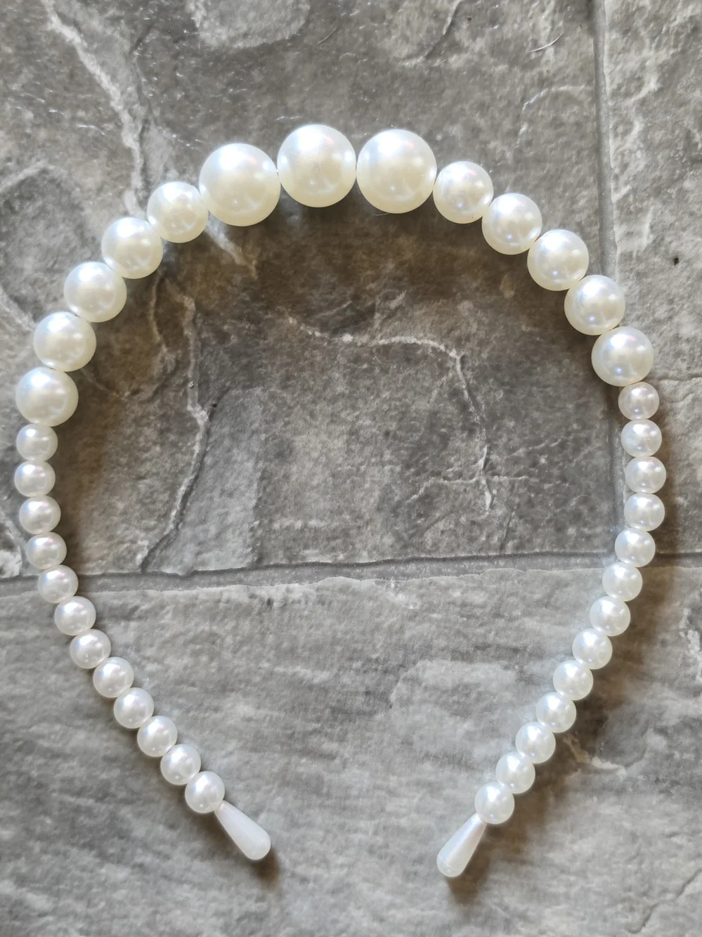 White Faux Pearl Headband With Graduated Design With Larger Pearls In Center